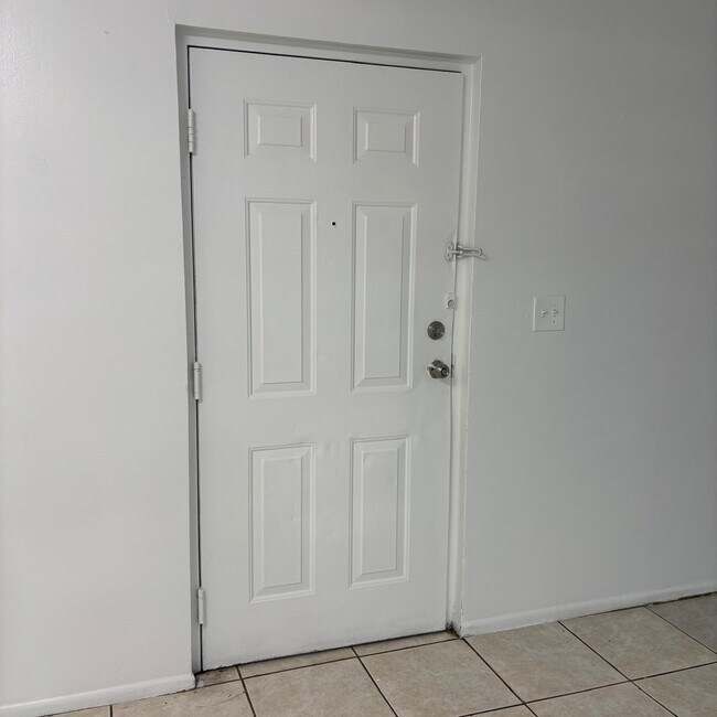 Foto del edificio - 1151 Lake Terry Dr