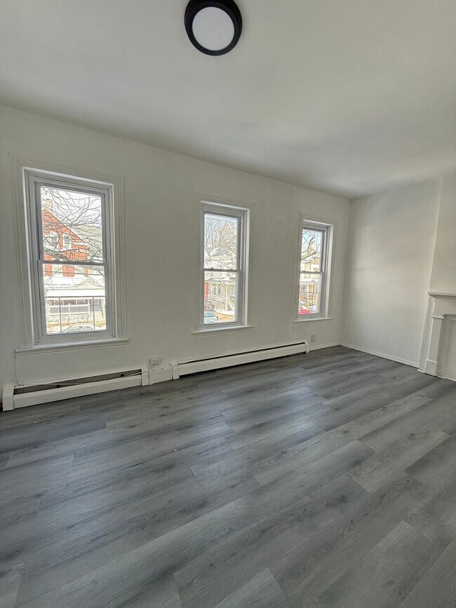 Building Photo - 295 Spring St