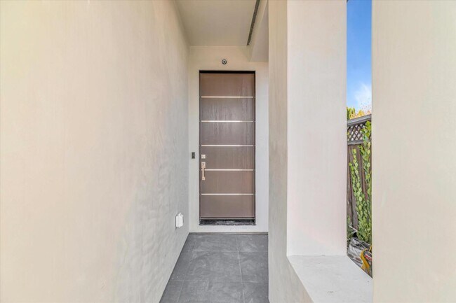 Foto del edificio - 1316 Flower Ct