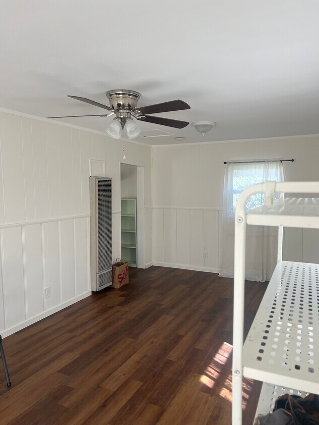 habitación grande en la parte trasera de la casa - 13216 McKinley Ave