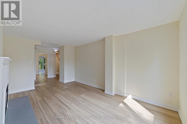Building Photo - 2051 Glenada Crescent