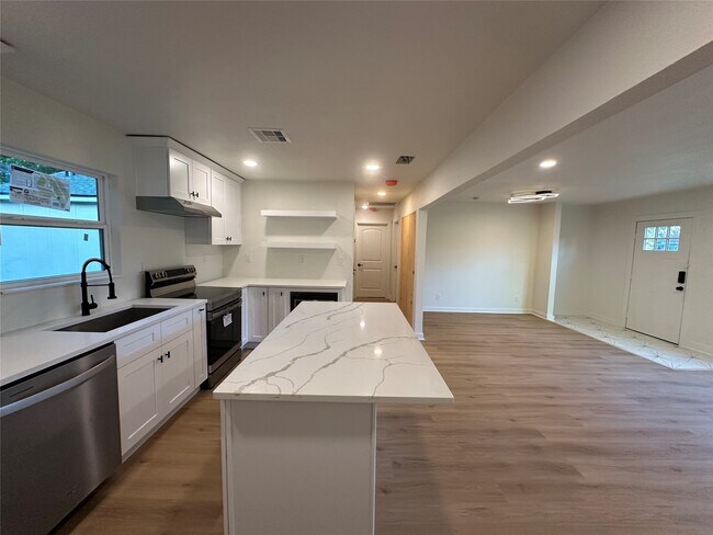 Foto del edificio - 5017 Kenilwood Dr