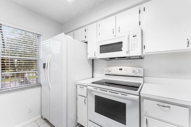 Foto del edificio - 2230 N Cypress Bend Dr