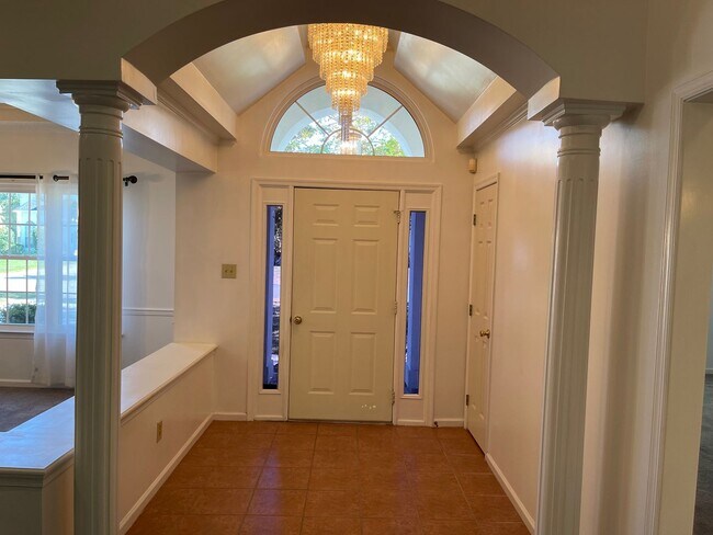 Foto del edificio - Beautiful 4-Bedroom Ranch in Courthouse Es...