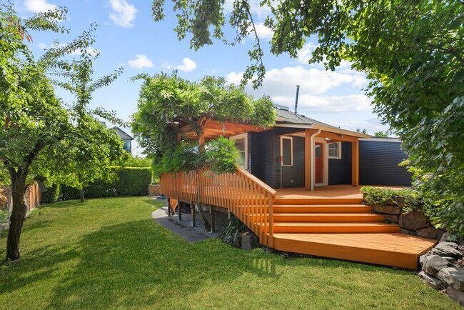 Building Photo - Gorgeous Classic AIR CONDITIONED Craftsman