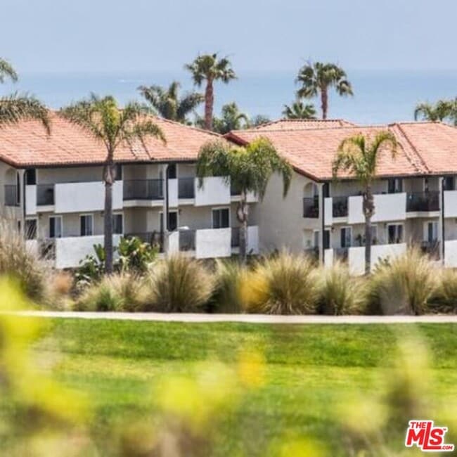 Building Photo - 6600 Beachview Dr