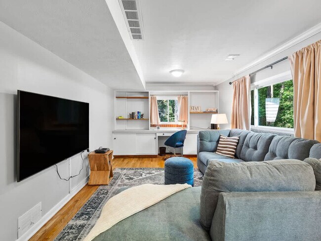 Foto del edificio - 670 Treeside Dr