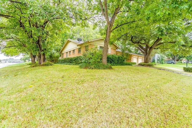 Foto del edificio - Ready for New Tenants- Large 3 bed, 2 bath...
