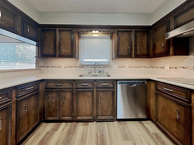 Foto del edificio - 2303 Riverlawn Dr