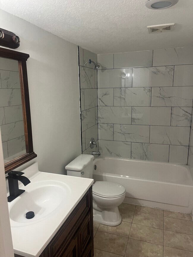 Building Photo - 4112 Inverrary Dr