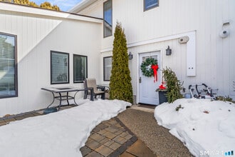 Building Photo - 801 Pequot Ave