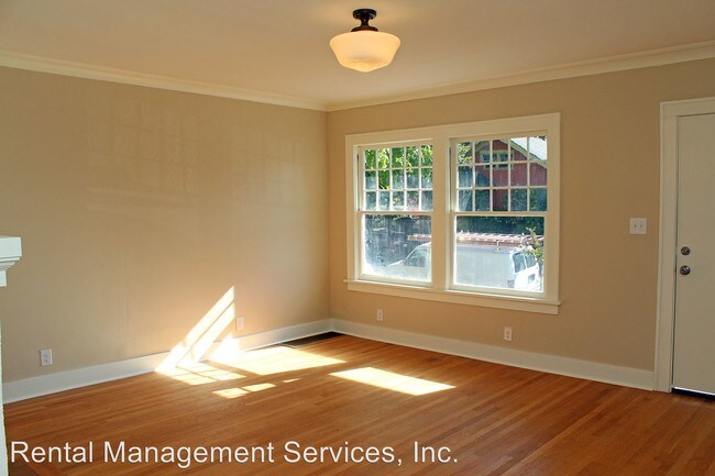 Building Photo - 923-929 NE Tillamook St