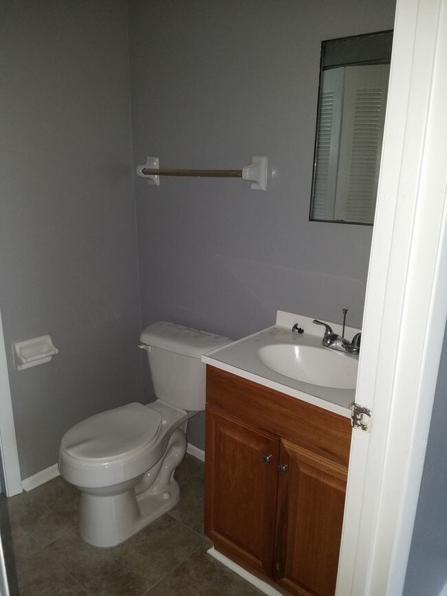 Building Photo - 19 Oak Court Pass