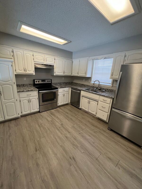 Building Photo - 509 NE Adams Dr