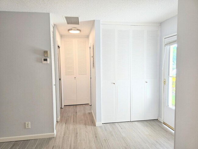 Foto del edificio - 2737 Emory Dr E
