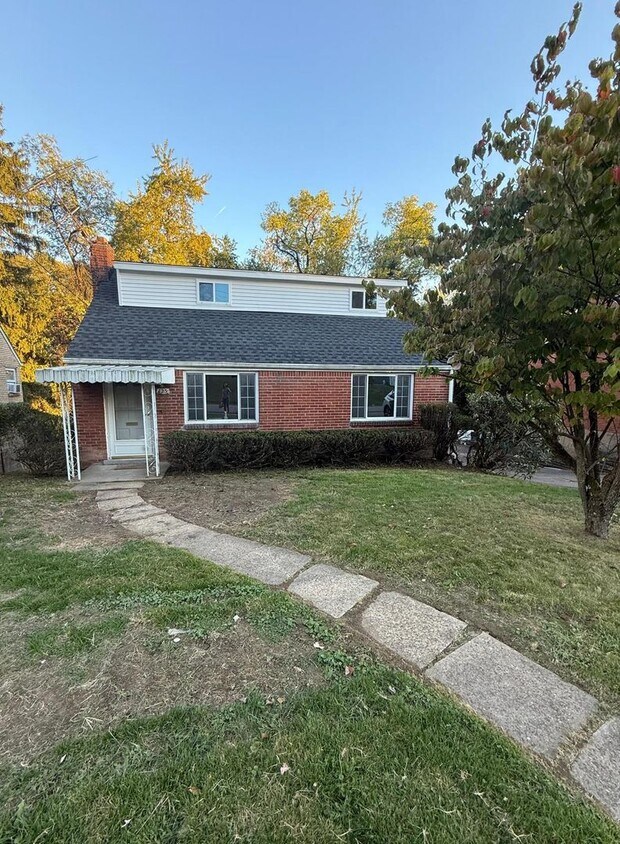 Foto principal - Spacious and beautifully updated 4-bedroom...