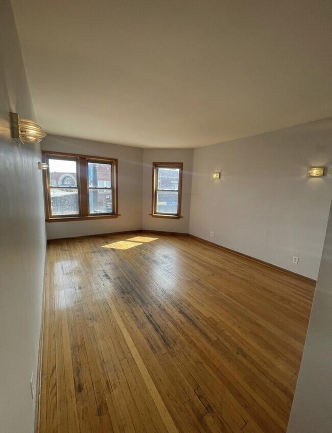 Building Photo - 4024 W Montrose Ave