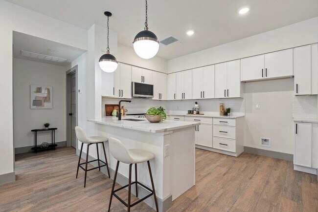 Foto del edificio - 2450 Wickersham Ln
