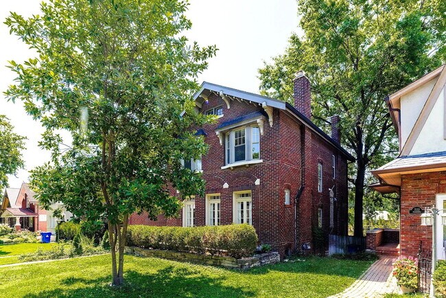 Foto del edificio - Gorgeous U-City Pershing Ave 4 bedroom/3 bath GEM - Fully Furnished with CLASS AND ELEGANCE - Mus...