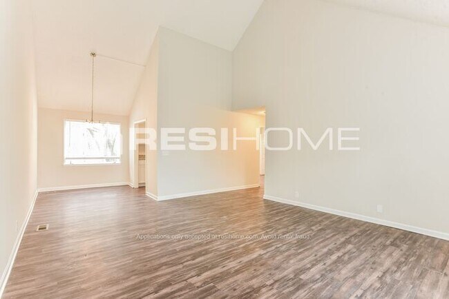 Building Photo - 420 Raintree Place