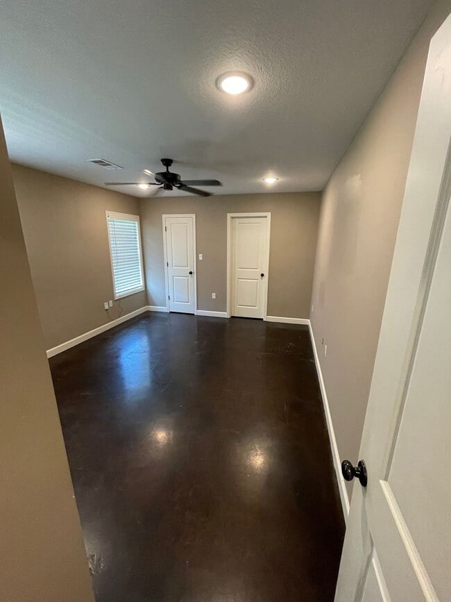 Building Photo - 333 Wolf Den Dr