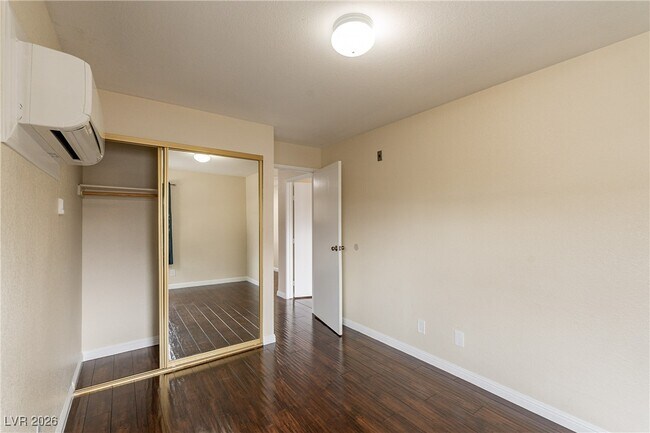 Foto del edificio - 450 Elm Dr