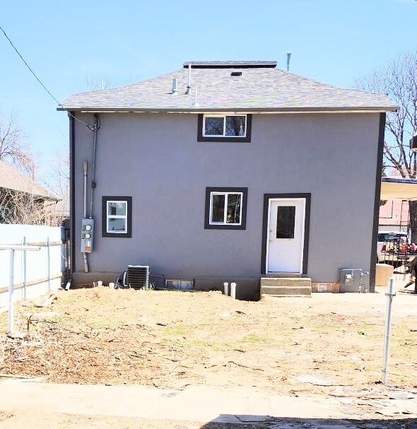 Building Photo - 610 Custer St