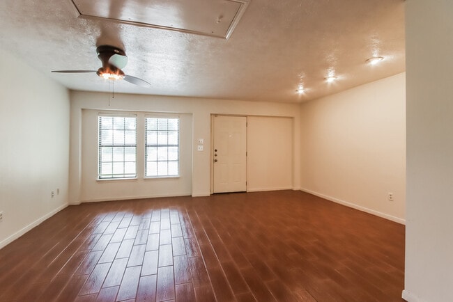 Building Photo - 206 Staples Dr