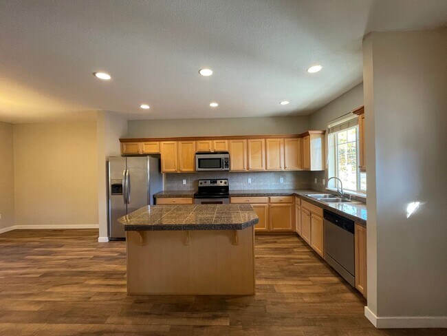 Building Photo - 3Bd/2.5Ba Oregon City Home ~ Washer/Dryer,...