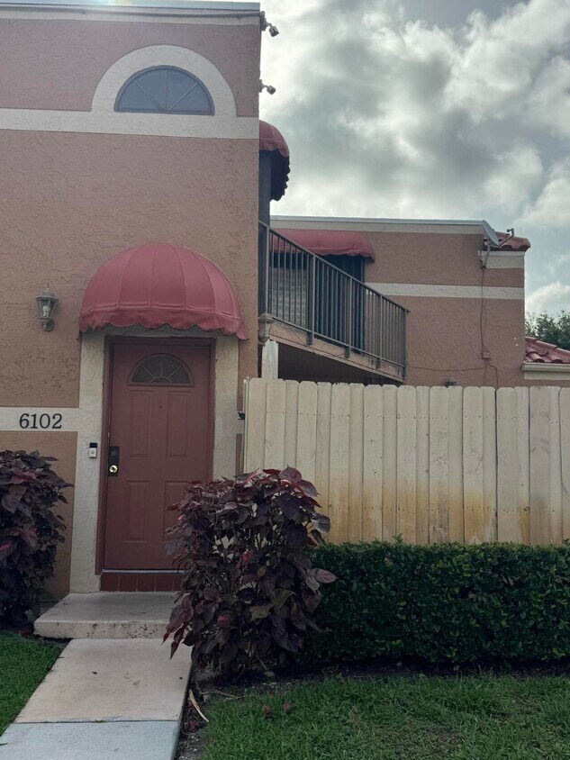 Foto principal - 6102 Seven Springs Blvd