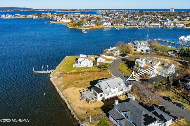Building Photo - 5 Marine Pl