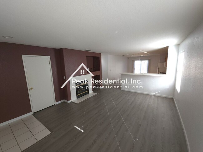 Building Photo - Very Nice 3bd/2ba Mather House with 2 Car ...