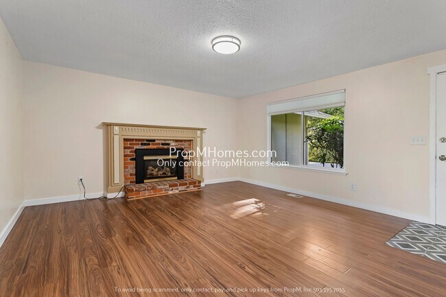 Building Photo - Cozy Three Bedroom Home in SW Portland!