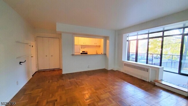 Building Photo - 5 Roosevelt Pl