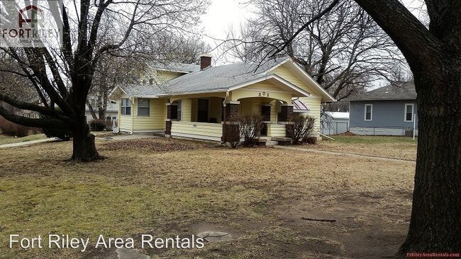 Building Photo - 3 br, 1.5 bath House - 303 S Adams