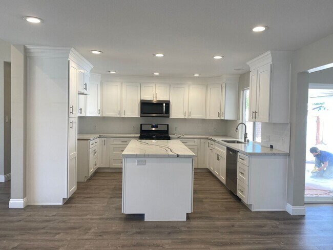 Building Photo - Completely remodeled 3 bed, 2 1/2 bath sin...