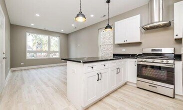 Building Photo - 721 N Hamlin Ave