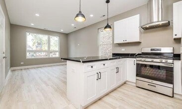 Building Photo - 721 N Hamlin Ave