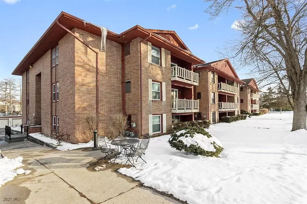 Foto principal - 7815 Douglas Ave #102