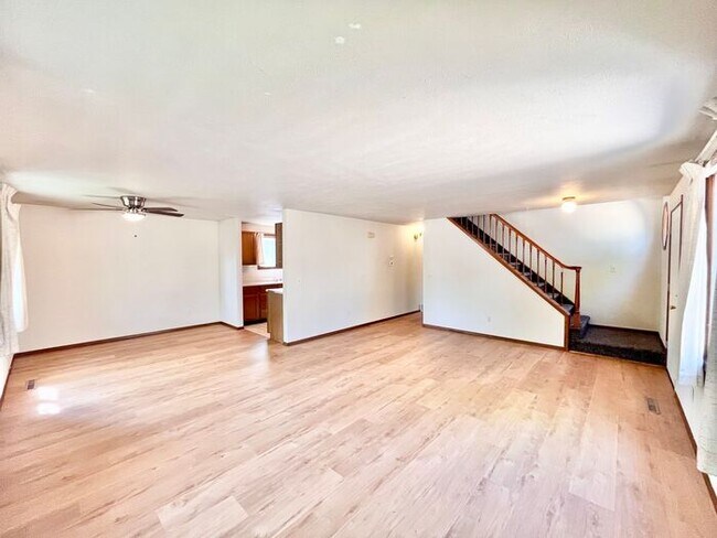 Building Photo - 3 Bed 2 Bath Close to Hughes Staduim