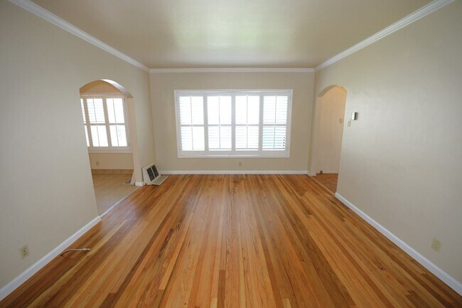 Foto del edificio - 617 Rollins Rd