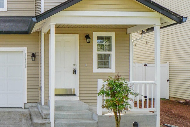 Building Photo - THREE BEDROOM WITH FENCED YARD