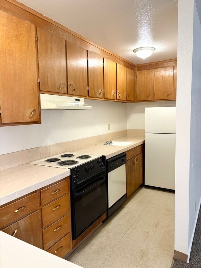 Building Photo - Charming 1 Bed / 1 Bath Downstairs Unit wi...