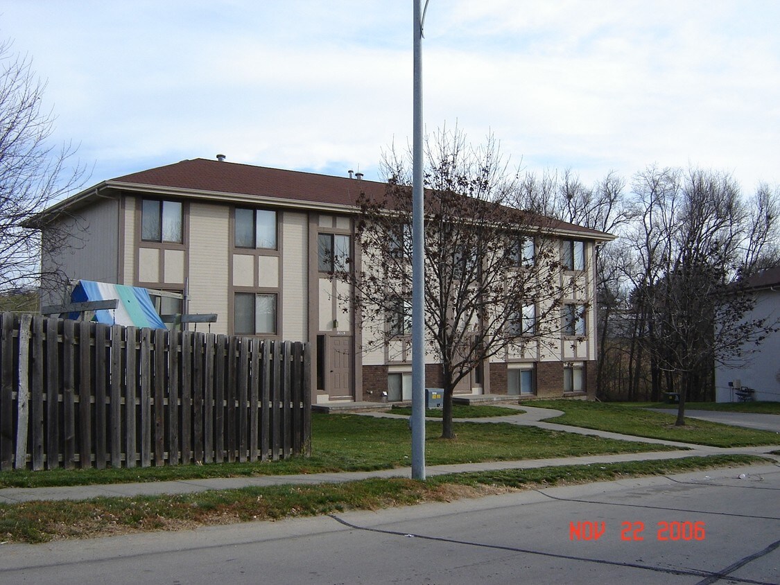 Primary Photo - Kraw Apartments