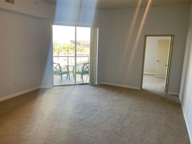 Foto del edificio - Beautiful 2 Bed + 2 Bath Long Beach Condo ...