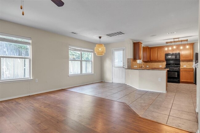 Building Photo - 5940 Silver Screen Dr