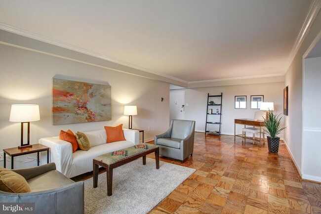 Building Photo - Wesley Heights Two Bedroom, Two Baths, Fur...