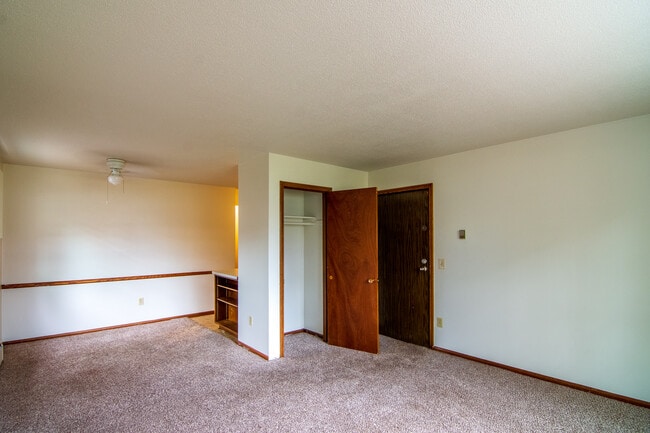 living room (closet and front door) - 117 Mississippi Pl