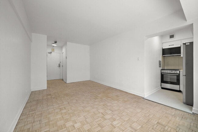 Building Photo - 500 Des Pins
