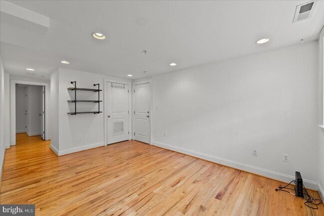 Foto del edificio - 739 Newton Pl NW